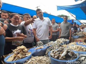 Bobby Blusukan ke Pasar Saat Kampanye, Ikutin Gaya Jokowi?