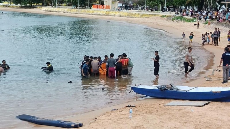 Calon gubernur Maluku Utara nomor urut 4 Benny Laos meninggal dunia setelah speedboat yang membawa rombongan untuk berkampanye meledak di Pulau Taliabu, Sabtu (13/10). (Dok. Polres Pulau Taliabu) Calon gubernur Maluku Utara nomor urut 4 Benny Laos meninggal dunia setelah speedboat yang membawa rombongan untuk berkampanye meledak di Pulau Taliabu, Sabtu (13/10). (Dok. Polres Pulau Taliabu)