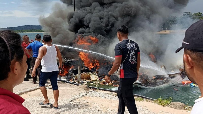 Calon gubernur Maluku Utara nomor urut 4 Benny Laos meninggal dunia setelah speedboat yang membawa rombongan untuk berkampanye meledak di Pulau Taliabu, Sabtu (13/10). (Dok. Polres Pulau Taliabu) Calon gubernur Maluku Utara nomor urut 4 Benny Laos meninggal dunia setelah speedboat yang membawa rombongan untuk berkampanye meledak di Pulau Taliabu, Sabtu (13/10). (Dok. Polres Pulau Taliabu)