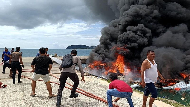Calon gubernur Maluku Utara nomor urut 4 Benny Laos meninggal dunia setelah speedboat yang membawa rombongan untuk berkampanye meledak di Pulau Taliabu, Sabtu (13/10). (Dok. Polres Pulau Taliabu) Calon gubernur Maluku Utara nomor urut 4 Benny Laos meninggal dunia setelah speedboat yang membawa rombongan untuk berkampanye meledak di Pulau Taliabu, Sabtu (13/10). (Dok. Polres Pulau Taliabu)