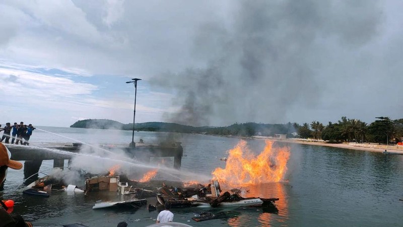 Calon gubernur Maluku Utara nomor urut 4 Benny Laos meninggal dunia setelah speedboat yang membawa rombongan untuk berkampanye meledak di Pulau Taliabu, Sabtu (13/10). (Dok. Polres Pulau Taliabu) Calon gubernur Maluku Utara nomor urut 4 Benny Laos meninggal dunia setelah speedboat yang membawa rombongan untuk berkampanye meledak di Pulau Taliabu, Sabtu (13/10). (Dok. Polres Pulau Taliabu)
