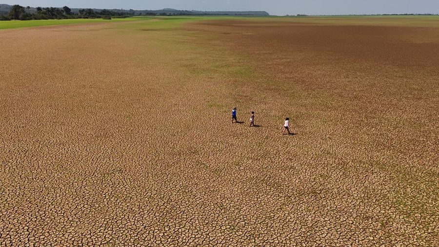 Foto udara menjukkan dasar sungai Tapajos saat kekeringan melanda sungai Amazon di negara bagian Para, Brasil, Kamis (1010/2024). (REUTERS/Amanda Perobelli)