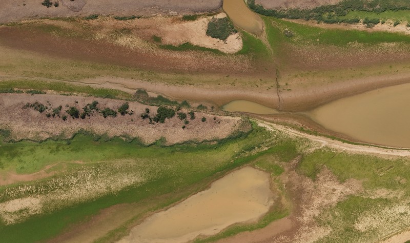 Foto udara menjukkan dasar sungai Tapajos saat kekeringan melanda sungai Amazon di negara bagian Para, Brasil, Kamis (1010/2024). (REUTERS/Amanda Perobelli)