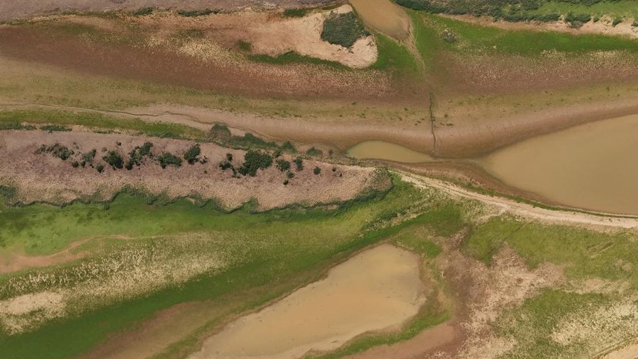Foto udara menjukkan dasar sungai Tapajos saat kekeringan melanda sungai Amazon di negara bagian Para, Brasil, Kamis (1010/2024). (REUTERS/Amanda Perobelli)