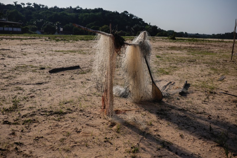 Foto udara menjukkan dasar sungai Tapajos saat kekeringan melanda sungai Amazon di negara bagian Para, Brasil, Kamis (1010/2024). (REUTERS/Amanda Perobelli)