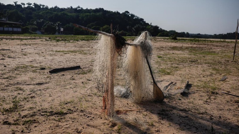 Foto udara menjukkan dasar sungai Tapajos saat kekeringan melanda sungai Amazon di negara bagian Para, Brasil, Kamis (1010/2024). (REUTERS/Amanda Perobelli)