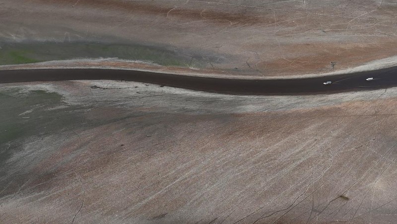 Foto udara menjukkan dasar sungai Tapajos saat kekeringan melanda sungai Amazon di negara bagian Para, Brasil, Kamis (1010/2024). (REUTERS/Amanda Perobelli)