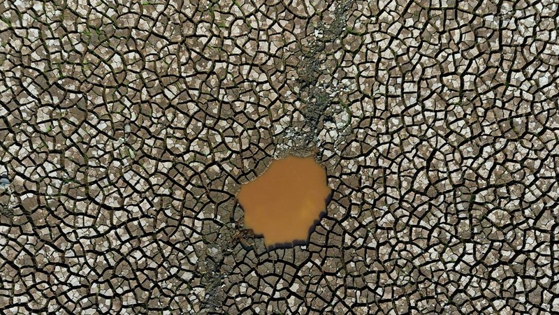 Foto udara menjukkan dasar sungai Tapajos saat kekeringan melanda sungai Amazon di negara bagian Para, Brasil, Kamis (1010/2024). (REUTERS/Amanda Perobelli)