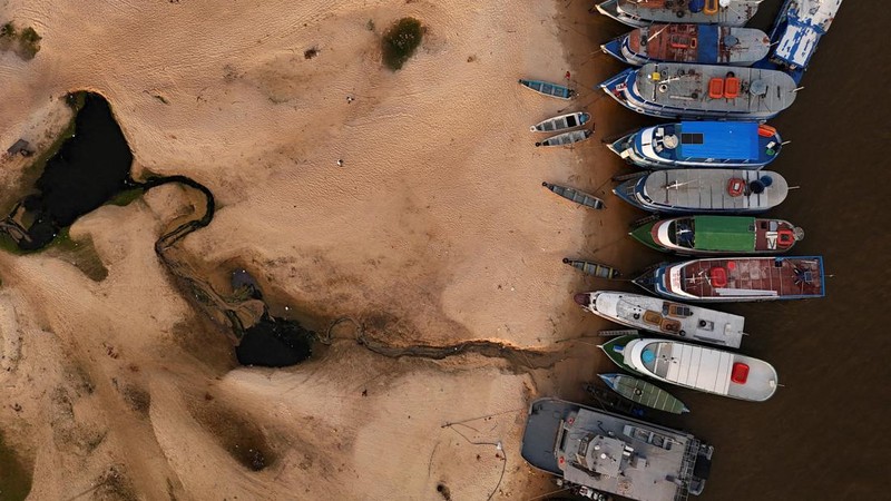 Foto udara menjukkan dasar sungai Tapajos saat kekeringan melanda sungai Amazon di negara bagian Para, Brasil, Kamis (1010/2024). (REUTERS/Amanda Perobelli)