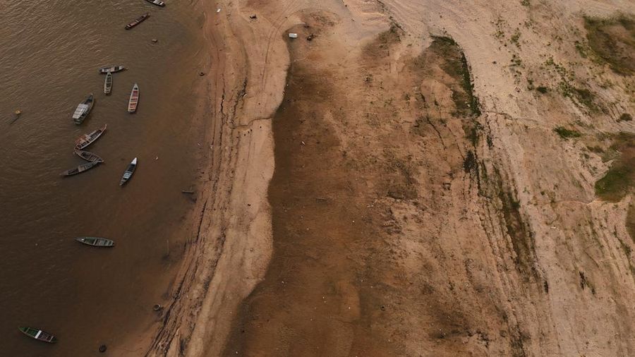 Foto udara menujukkan perahu-perahu yang sandar saat kekeringan melanda sungai Amazon di kota Santarem, negara bagian Para, Brasil, Selasa (8/10/2024). (REUTERS/Amanda Perobelli)