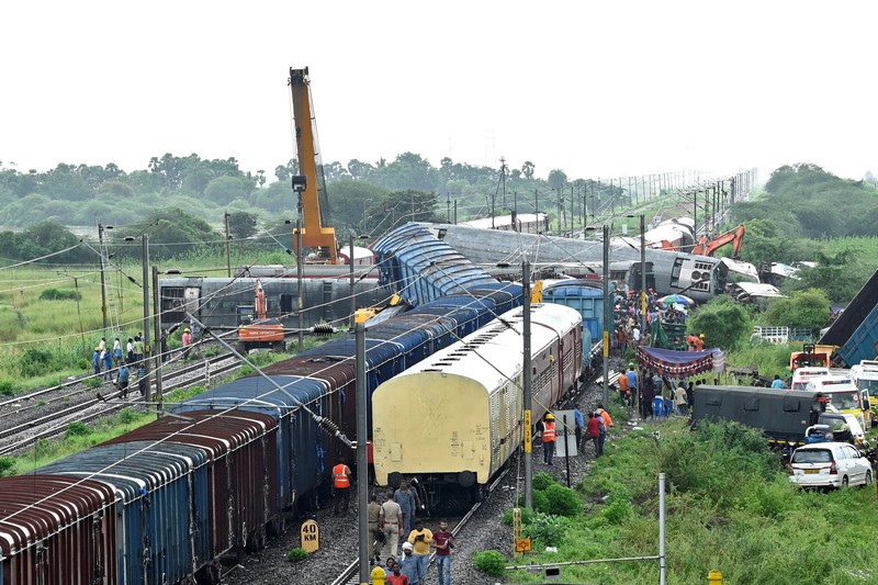 gerbong yang rusak setelah kereta penumpang bertabrakan dengan kereta barang di stasiun kereta Kavaraipettai di negara bagian selatan Tamil Nadu, India, Sabtu (12/10/2024). (REUTERS/Riya Mariyam R) gerbong yang rusak setelah kereta penumpang bertabrakan dengan kereta barang di stasiun kereta Kavaraipettai di negara bagian selatan Tamil Nadu, India, Sabtu (12/10/2024). (REUTERS/Riya Mariyam R)