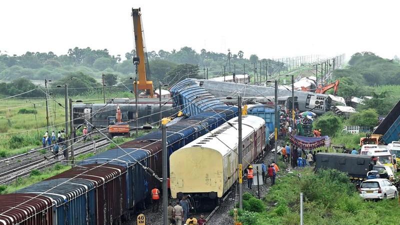 gerbong yang rusak setelah kereta penumpang bertabrakan dengan kereta barang di stasiun kereta Kavaraipettai di negara bagian selatan Tamil Nadu, India, Sabtu (12/10/2024). (REUTERS/Riya Mariyam R)