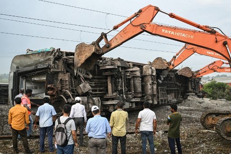 gerbong yang rusak setelah kereta penumpang bertabrakan dengan kereta barang di stasiun kereta Kavaraipettai di negara bagian selatan Tamil Nadu, India, Sabtu (12/10/2024). (REUTERS/Riya Mariyam R) gerbong yang rusak setelah kereta penumpang bertabrakan dengan kereta barang di stasiun kereta Kavaraipettai di negara bagian selatan Tamil Nadu, India, Sabtu (12/10/2024). (REUTERS/Riya Mariyam R)