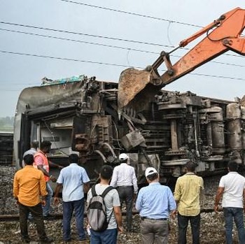 Penampakan Belasan Gerbong Kereta India Terbalik Usai Adu Banteng