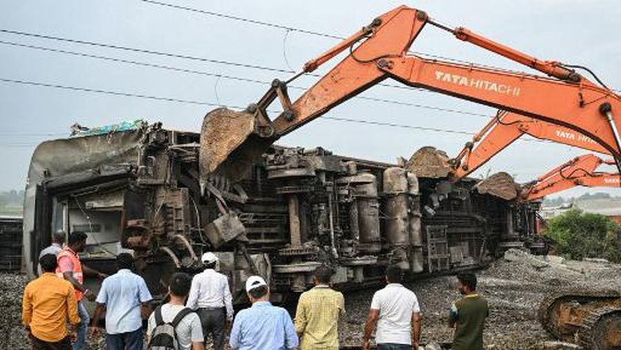 gerbong yang rusak setelah kereta penumpang bertabrakan dengan kereta barang di stasiun kereta Kavaraipettai di negara bagian selatan Tamil Nadu, India, Sabtu (12/10/2024). (REUTERS/Riya Mariyam R)