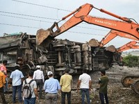Penampakan Belasan Gerbong Kereta India Terbalik Usai Adu Banteng