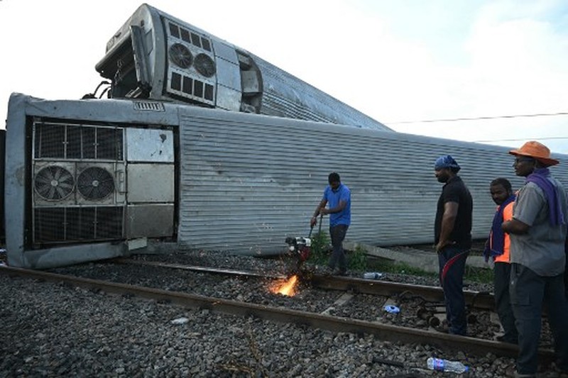 gerbong yang rusak setelah kereta penumpang bertabrakan dengan kereta barang di stasiun kereta Kavaraipettai di negara bagian selatan Tamil Nadu, India, Sabtu (12/10/2024). (REUTERS/Riya Mariyam R) gerbong yang rusak setelah kereta penumpang bertabrakan dengan kereta barang di stasiun kereta Kavaraipettai di negara bagian selatan Tamil Nadu, India, Sabtu (12/10/2024). (REUTERS/Riya Mariyam R)