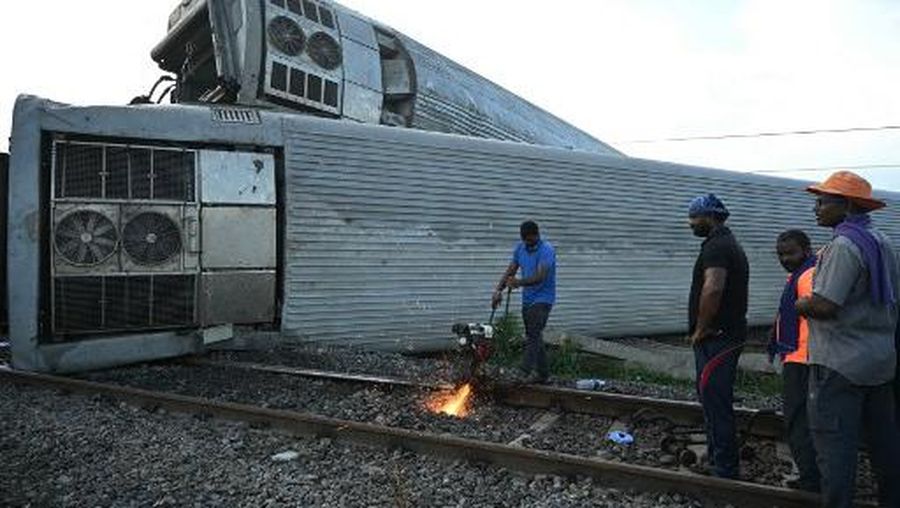 gerbong yang rusak setelah kereta penumpang bertabrakan dengan kereta barang di stasiun kereta Kavaraipettai di negara bagian selatan Tamil Nadu, India, Sabtu (12/10/2024). (REUTERS/Riya Mariyam R)
