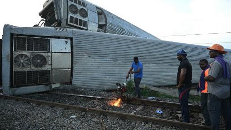 gerbong yang rusak setelah kereta penumpang bertabrakan dengan kereta barang di stasiun kereta Kavaraipettai di negara bagian selatan Tamil Nadu, India, Sabtu (12/10/2024). (REUTERS/Riya Mariyam R)
