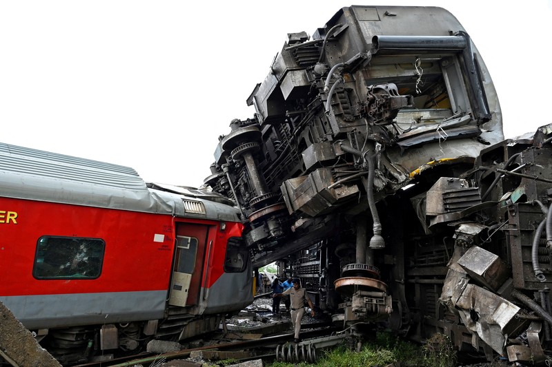 gerbong yang rusak setelah kereta penumpang bertabrakan dengan kereta barang di stasiun kereta Kavaraipettai di negara bagian selatan Tamil Nadu, India, Sabtu (12/10/2024). (REUTERS/Riya Mariyam R) gerbong yang rusak setelah kereta penumpang bertabrakan dengan kereta barang di stasiun kereta Kavaraipettai di negara bagian selatan Tamil Nadu, India, Sabtu (12/10/2024). (REUTERS/Riya Mariyam R)