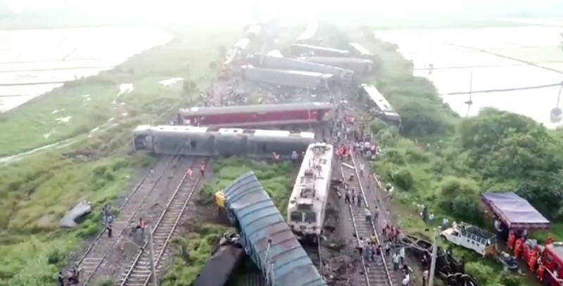 gerbong yang rusak setelah kereta penumpang bertabrakan dengan kereta barang di stasiun kereta Kavaraipettai di negara bagian selatan Tamil Nadu, India, Sabtu (12/10/2024). (REUTERS/Riya Mariyam R) gerbong yang rusak setelah kereta penumpang bertabrakan dengan kereta barang di stasiun kereta Kavaraipettai di negara bagian selatan Tamil Nadu, India, Sabtu (12/10/2024). (REUTERS/Riya Mariyam R)