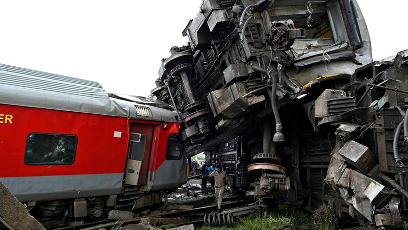 gerbong yang rusak setelah kereta penumpang bertabrakan dengan kereta barang di stasiun kereta Kavaraipettai di negara bagian selatan Tamil Nadu, India, Sabtu (12/10/2024). (REUTERS/Riya Mariyam R)