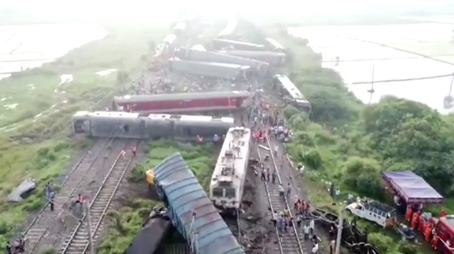 gerbong yang rusak setelah kereta penumpang bertabrakan dengan kereta barang di stasiun kereta Kavaraipettai di negara bagian selatan Tamil Nadu, India, Sabtu (12/10/2024). (REUTERS/Riya Mariyam R)