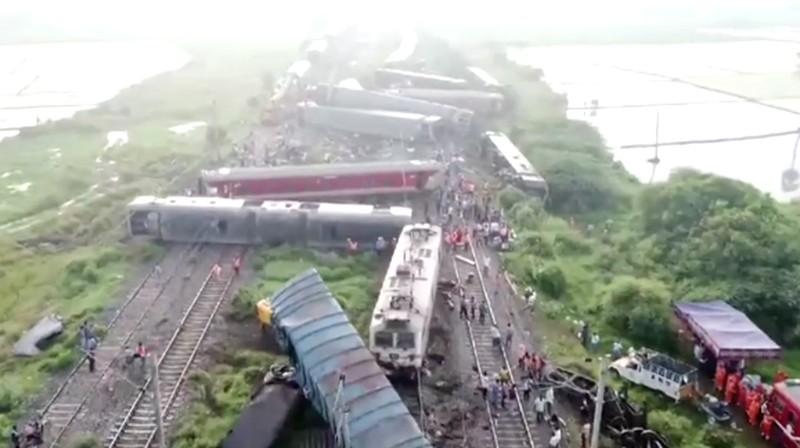 gerbong yang rusak setelah kereta penumpang bertabrakan dengan kereta barang di stasiun kereta Kavaraipettai di negara bagian selatan Tamil Nadu, India, Sabtu (12/10/2024). (REUTERS/Riya Mariyam R)