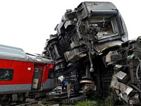 Adu Banteng! Kereta Ekspres Tabrakan, Puluhan Luka