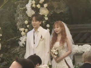 HyunA Nikah dengan Pacar Kontroversial Yong Junhyung, Kenakan Mini Dress