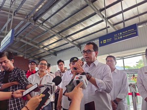 Menhub Naik KRL Resmikan Stasiun Jurangmangu, Happy Penumpang Ramai