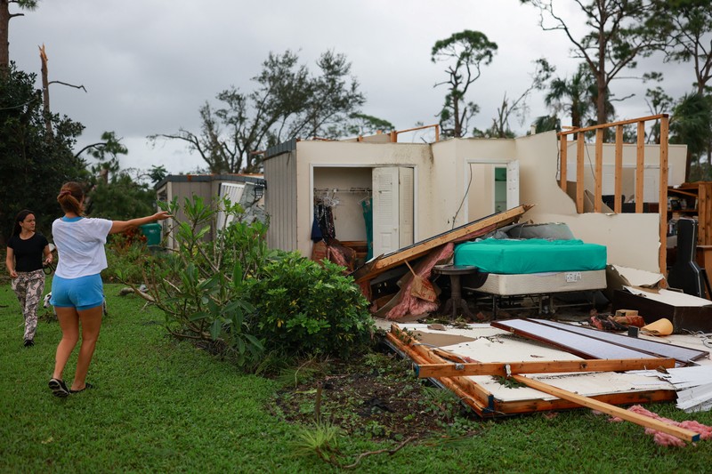 Pemandangan drone menunjukkan sebuah mobil melaju melalui jalan yang banjir setelah Badai Milton menerjang daratan di South Daytona, Florida, Amerika Serikat, Jumat (11/10/2024). (REUTERS/Ricardo Arduengo) Pemandangan drone menunjukkan sebuah mobil melaju melalui jalan yang banjir setelah Badai Milton menerjang daratan di South Daytona, Florida, Amerika Serikat, Jumat (11/10/2024). (REUTERS/Ricardo Arduengo)