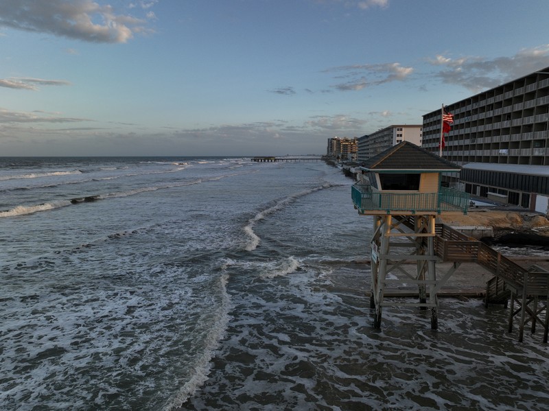 Pemandangan drone menunjukkan sebuah mobil melaju melalui jalan yang banjir setelah Badai Milton menerjang daratan di South Daytona, Florida, Amerika Serikat, Jumat (11/10/2024). (REUTERS/Ricardo Arduengo)