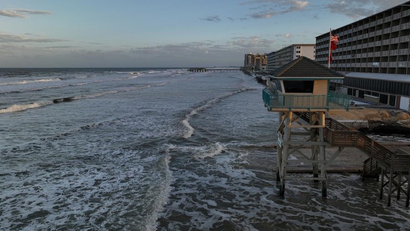 Pemandangan drone menunjukkan sebuah mobil melaju melalui jalan yang banjir setelah Badai Milton menerjang daratan di South Daytona, Florida, Amerika Serikat, Jumat (11/10/2024). (REUTERS/Ricardo Arduengo)