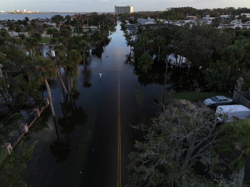 Pemandangan drone menunjukkan sebuah mobil melaju melalui jalan yang banjir setelah Badai Milton menerjang daratan di South Daytona, Florida, Amerika Serikat, Jumat (11/10/2024). (REUTERS/Ricardo Arduengo)