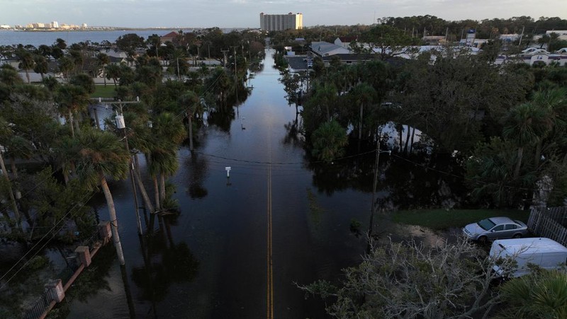 Pemandangan drone menunjukkan sebuah mobil melaju melalui jalan yang banjir setelah Badai Milton menerjang daratan di South Daytona, Florida, Amerika Serikat, Jumat (11/10/2024). (REUTERS/Ricardo Arduengo)