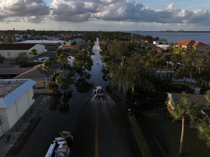 Pemandangan drone menunjukkan sebuah mobil melaju melalui jalan yang banjir setelah Badai Milton menerjang daratan di South Daytona, Florida, Amerika Serikat, Jumat (11/10/2024). (REUTERS/Ricardo Arduengo) Pemandangan drone menunjukkan sebuah mobil melaju melalui jalan yang banjir setelah Badai Milton menerjang daratan di South Daytona, Florida, Amerika Serikat, Jumat (11/10/2024). (REUTERS/Ricardo Arduengo)