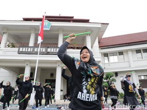 Peringati Hari Mental Sedunia, Ratusan Orang Pound With View di Kota Malang
