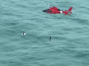 Video: Pria Ini Mengapung di Lautan Naik Kulkas Gegara Badai Milton