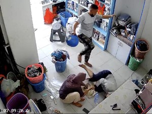 Pria di Gresik Tendang Karyawan Laundry Diduga gegara Cemburu Buta