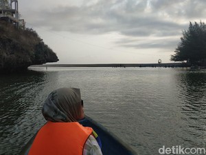 Pantai Ngiroboyo Pacitan, Tempat Asyik Mantai Plus Susur Sungai