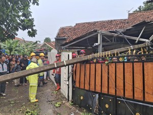 Hujan Deras-Angin Kencang Terjadi di Bogor, Tiang Listrik Roboh Timpa Rumah