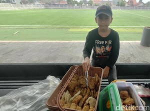 Belajar Kejujuran dari Bisma, Bocah Penjual Gorengan di Garut