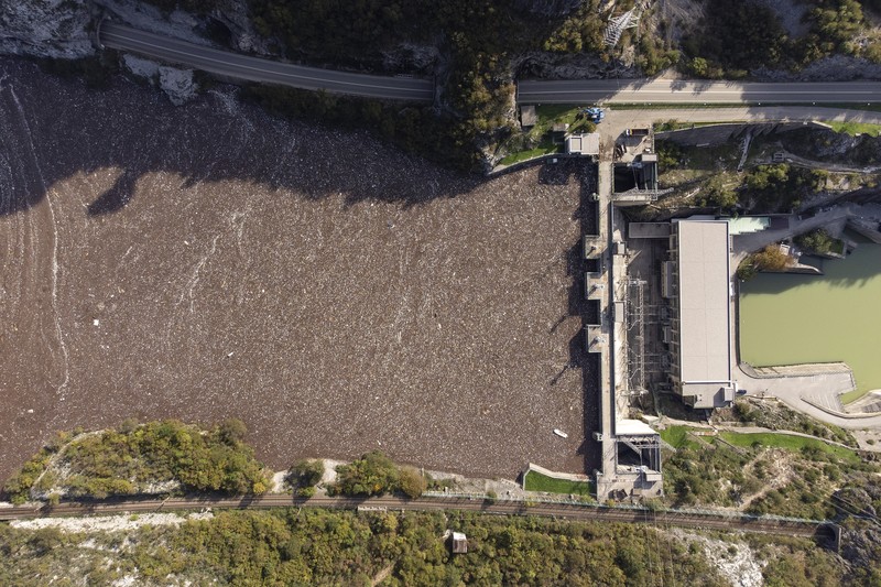 Foto udara memperlihatkan sampah yang tersangkut di bendungan, sungai Neretva, Bosnia, Minggu (13/10/2024). (AP Photo/Armin Durgut) Foto udara memperlihatkan sampah yang tersangkut di bendungan, sungai Neretva, Bosnia, Minggu (13/10/2024). (AP Photo/Armin Durgut)
