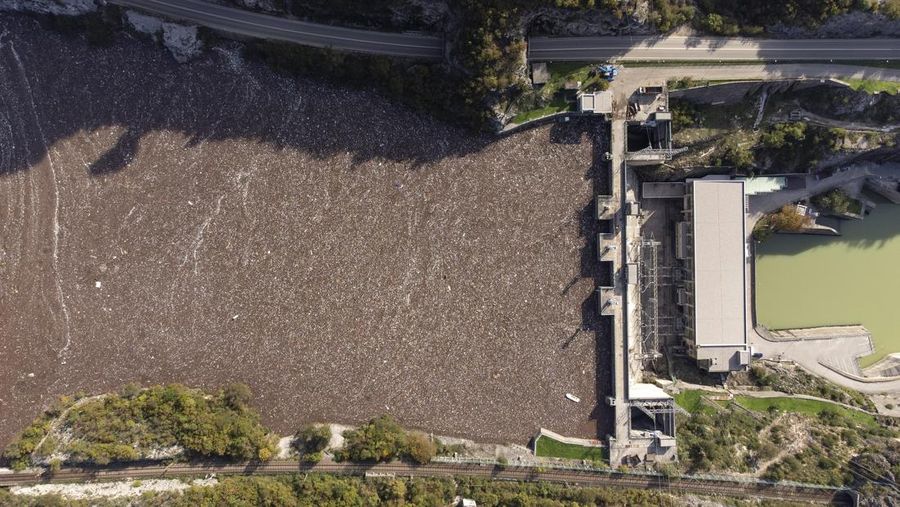 Foto udara memperlihatkan sampah yang tersangkut di bendungan, sungai Neretva, Bosnia, Minggu (13/10/2024). (AP Photo/Armin Durgut)