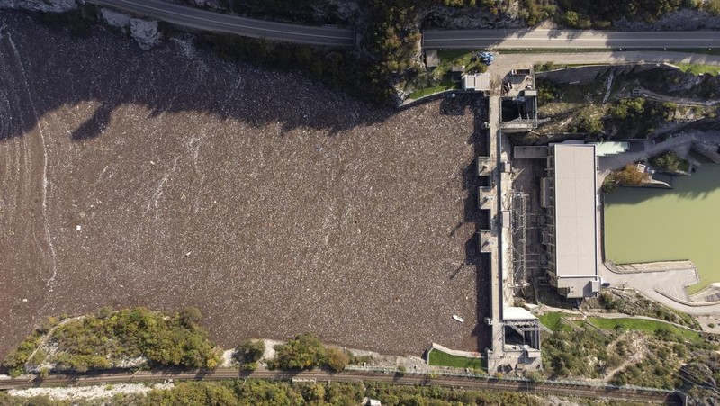 Foto udara memperlihatkan sampah yang tersangkut di bendungan, sungai Neretva, Bosnia, Minggu (13/10/2024). (AP Photo/Armin Durgut)