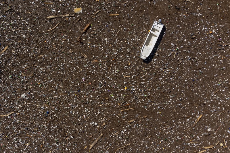 Foto udara memperlihatkan sampah yang tersangkut di bendungan, sungai Neretva, Bosnia, Minggu (13/10/2024). (AP Photo/Armin Durgut)
