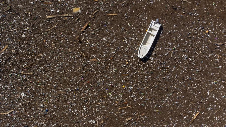 Foto udara memperlihatkan sampah yang tersangkut di bendungan, sungai Neretva, Bosnia, Minggu (13/10/2024). (AP Photo/Armin Durgut)