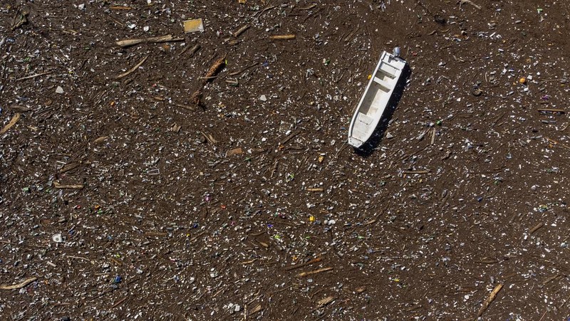 Foto udara memperlihatkan sampah yang tersangkut di bendungan, sungai Neretva, Bosnia, Minggu (13/10/2024). (AP Photo/Armin Durgut)