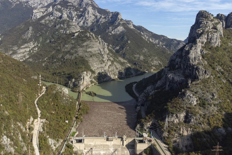 Foto udara memperlihatkan sampah yang tersangkut di bendungan, sungai Neretva, Bosnia, Minggu (13/10/2024). (AP Photo/Armin Durgut) Foto udara memperlihatkan sampah yang tersangkut di bendungan, sungai Neretva, Bosnia, Minggu (13/10/2024). (AP Photo/Armin Durgut)